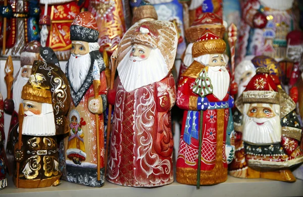 Exército de madeira Papai Noel fantoches no mercado de Natal — Fotografia de Stock